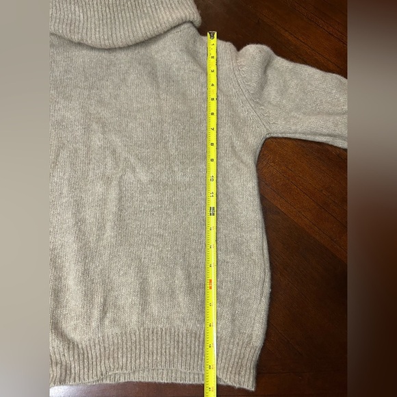 Betty HANSON Elegant Beige Turtleneck Sweater
40% mink 50% lambswool 10% nylon - Picture 5 of 9